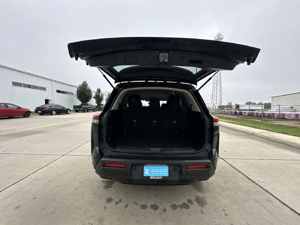 2022 Nissan Pathfinder SV
