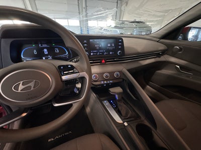 2024 Hyundai ELANTRA SE