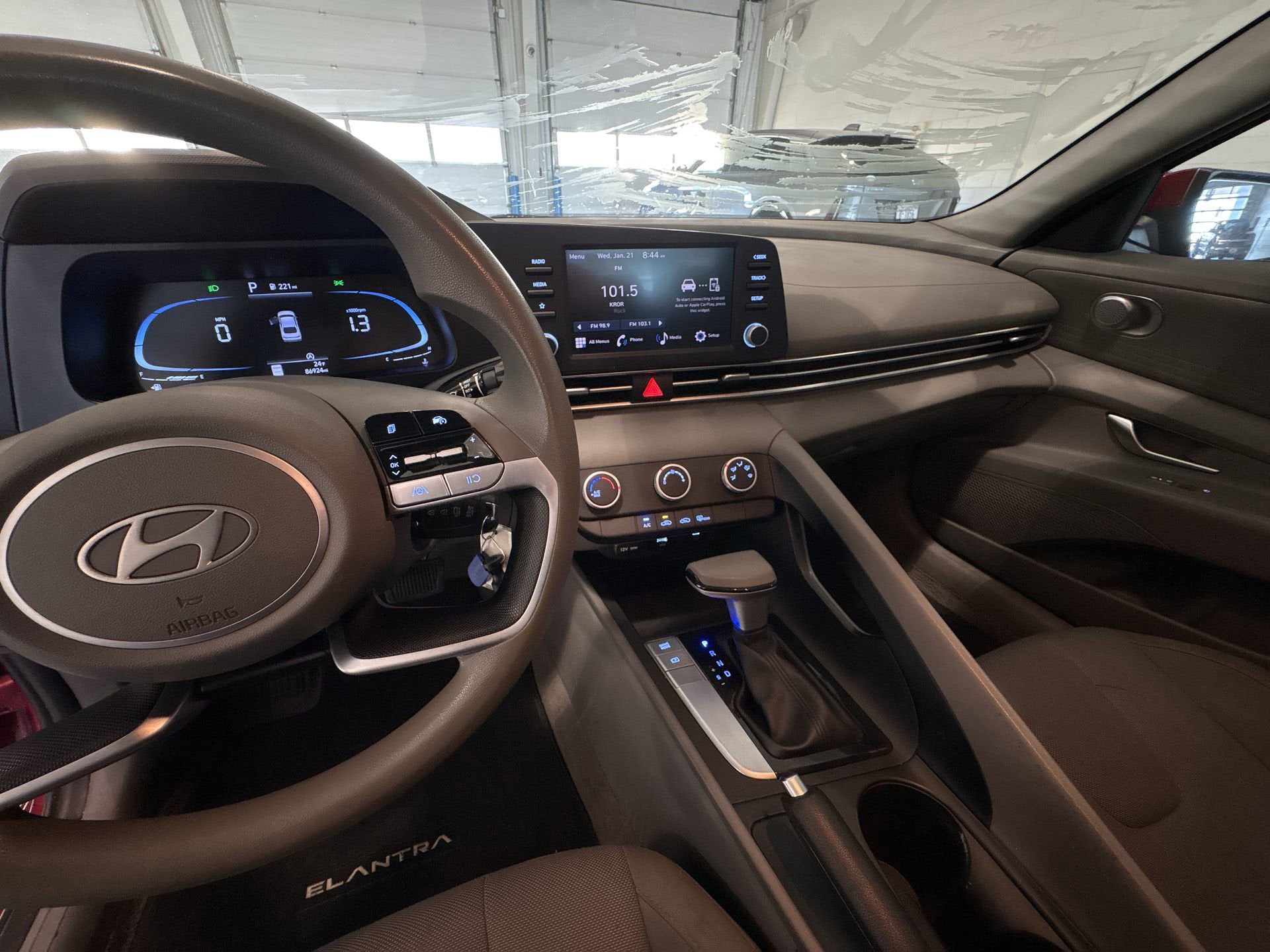 2024 Hyundai ELANTRA SE