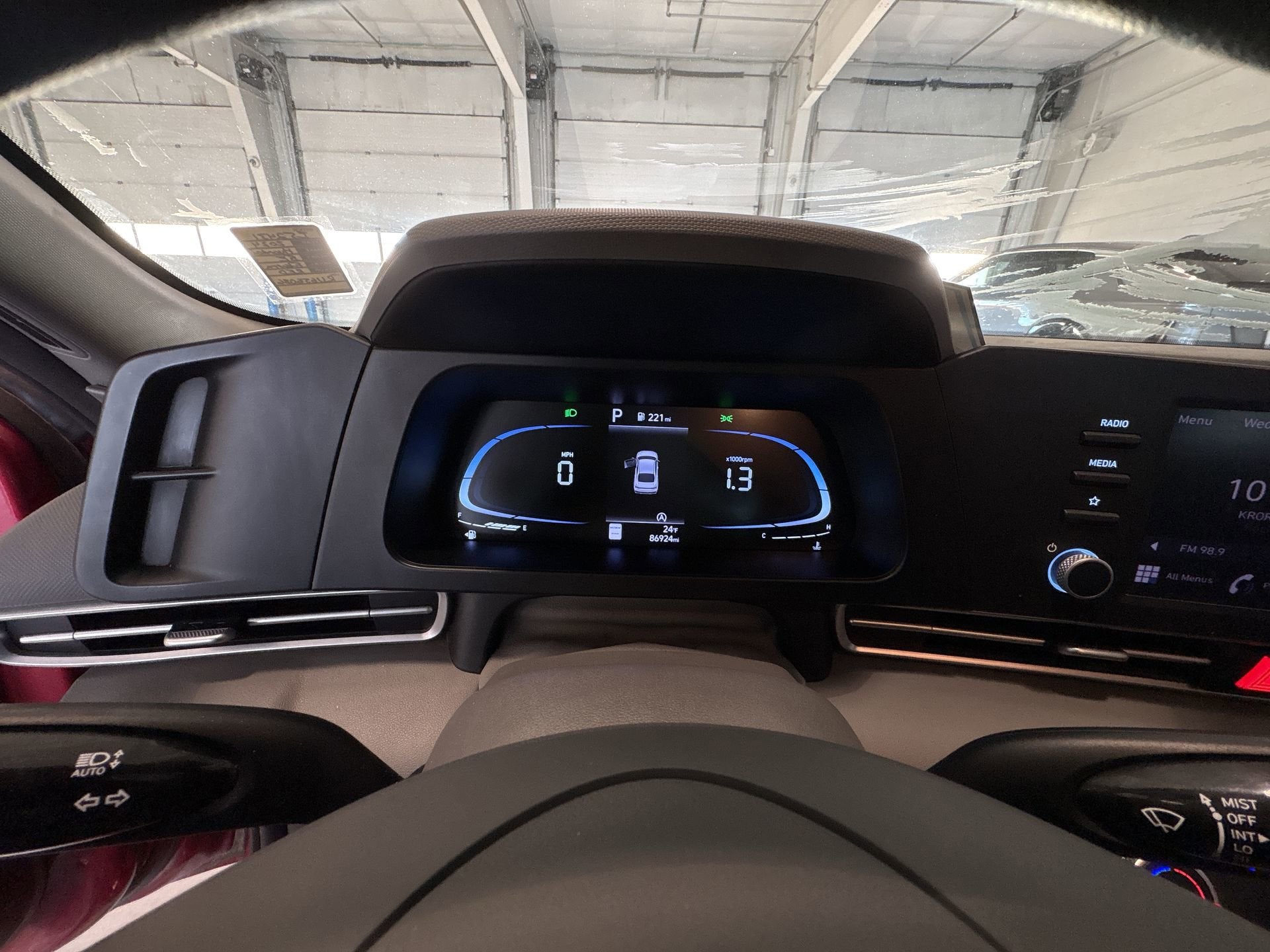 2024 Hyundai ELANTRA SE