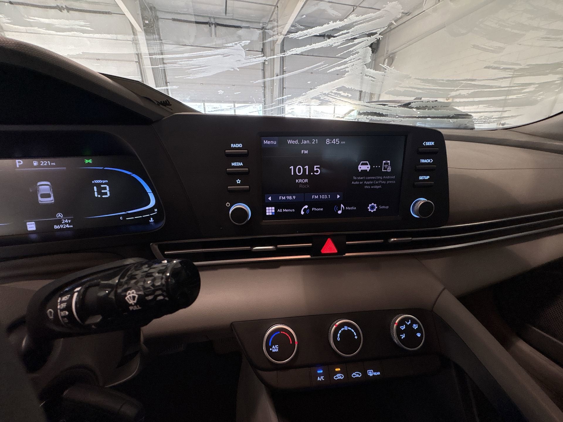 2024 Hyundai ELANTRA SE